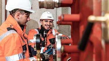 Lehrling Arif in der Ausbildung zum Installations- und Gebäudetechniker