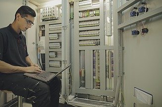 Mess-, Steuer-, Regeltechnik-Arbeit Bild von Mitarbeiter bei Mess-, Steuer-, Regeltechnik-Arbeit