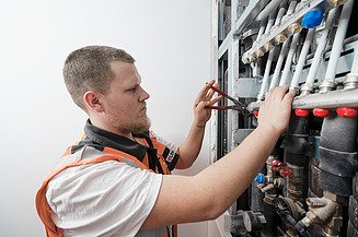HKLS-Arbeiten Bild von Mitarbeiter bei HKLS-Arbeiten