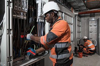 Elektrotechnik-Arbeiten Bild von Team bei Elektrotechnik-Arbeiten