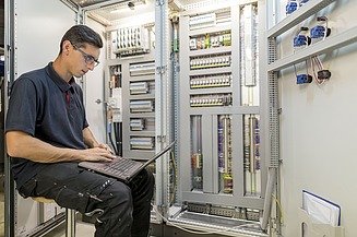 Mess-, Steuer-, Regeltechnik-Arbeit Bild von Mitarbeiter bei Mess-, Steuer-, Regeltechnik-Arbeit