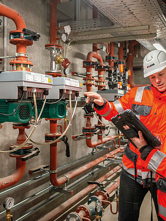 Bild von Mitarbeiter:innen in Technikzentrale